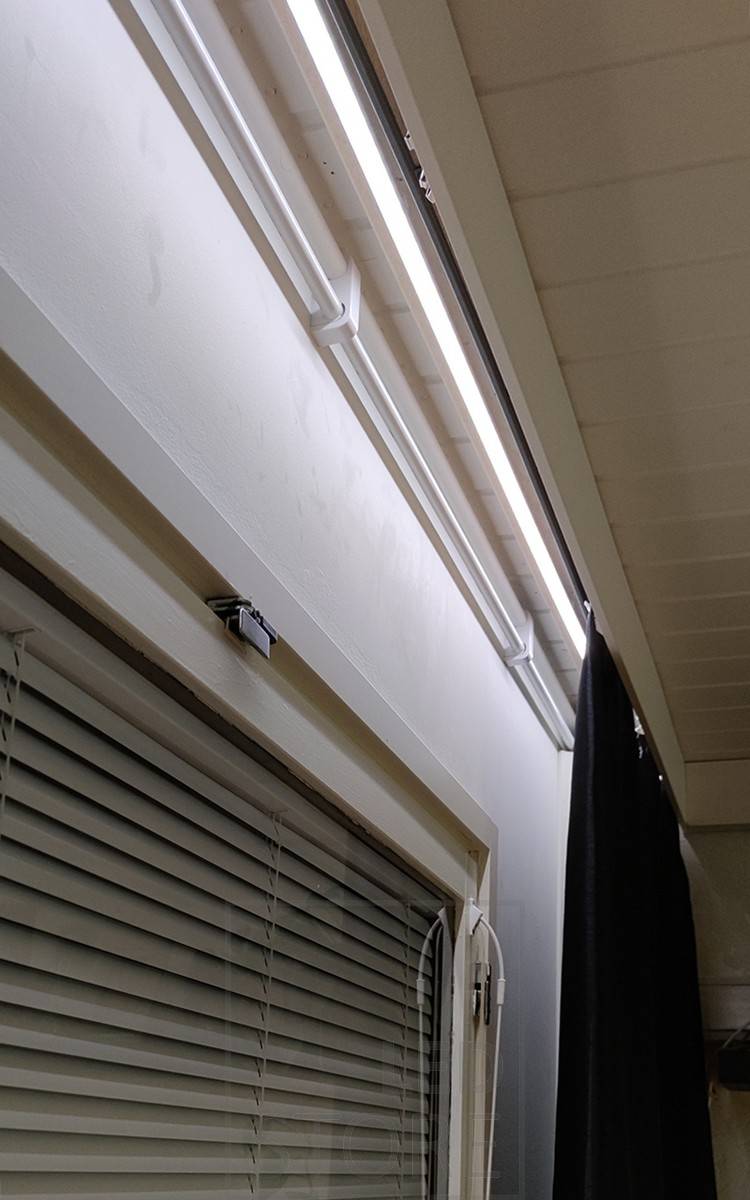 Ruban LED dans le profil de surface derrière la tringle à rideaux et la bande décorative. Ledstore.fi